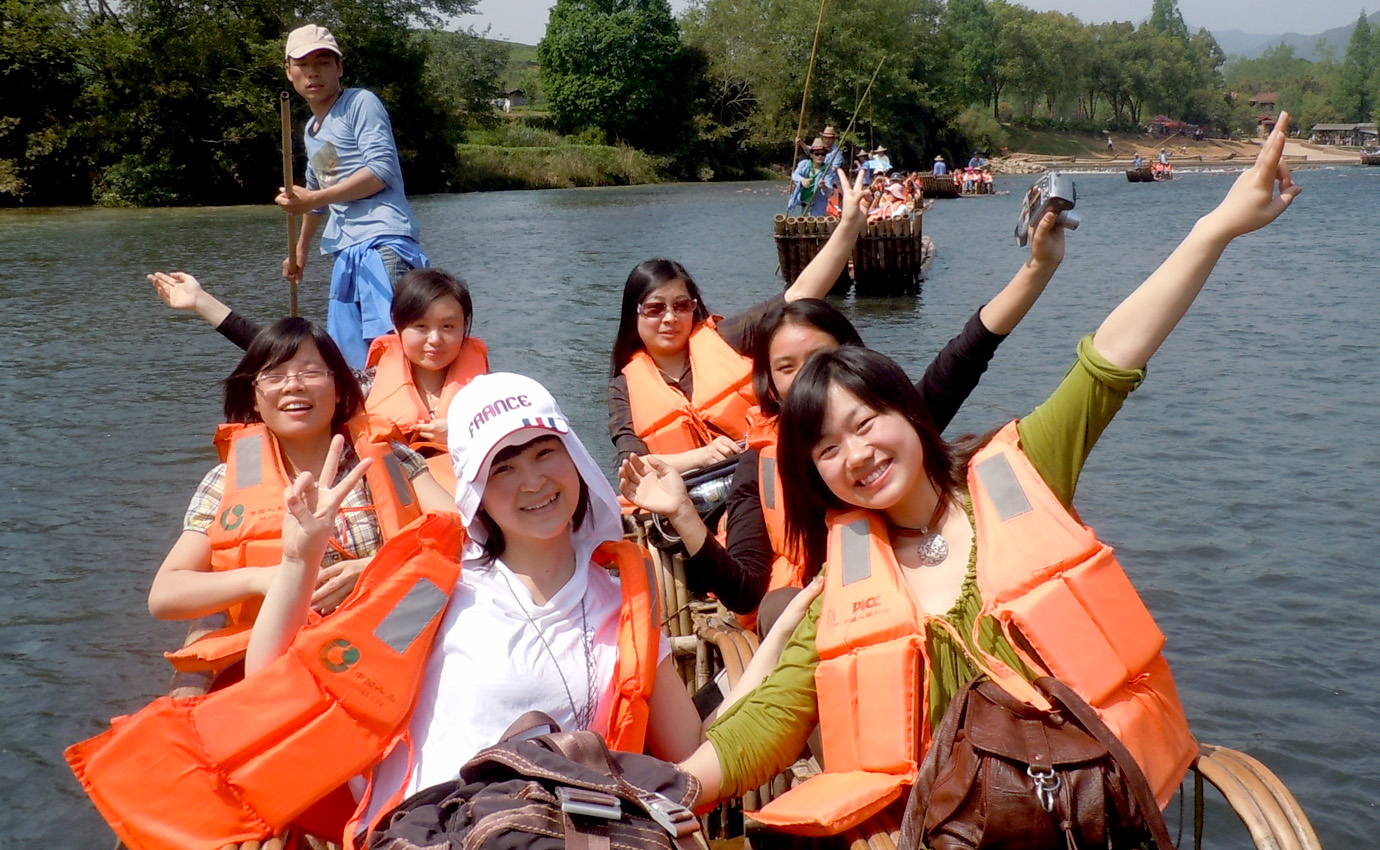 武夷山煙雨初歇，九曲溪清波漣漪