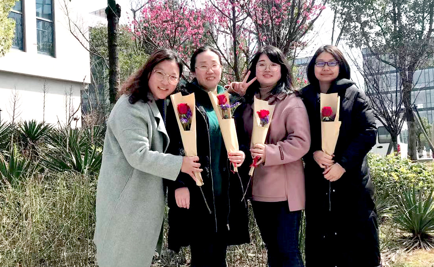 女神節(jié)，火紅的玫瑰獻(xiàn)給最美的你